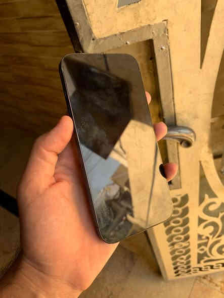 السلام عليكم 
يفون 12 برو ماكس ذاكره 256 
البطاريه 90 بلاديه
كلشي ممبدل بي بلادي كله البطاريه انسى شي اسمه شحن تخبل 
فقط بي الضهر كدامك وكلشي ماماثر لا على الكامرات ولا شي ثاني 
مكاني بغداد البلديات السعر ٤٥٠ 
واتساب ***********
