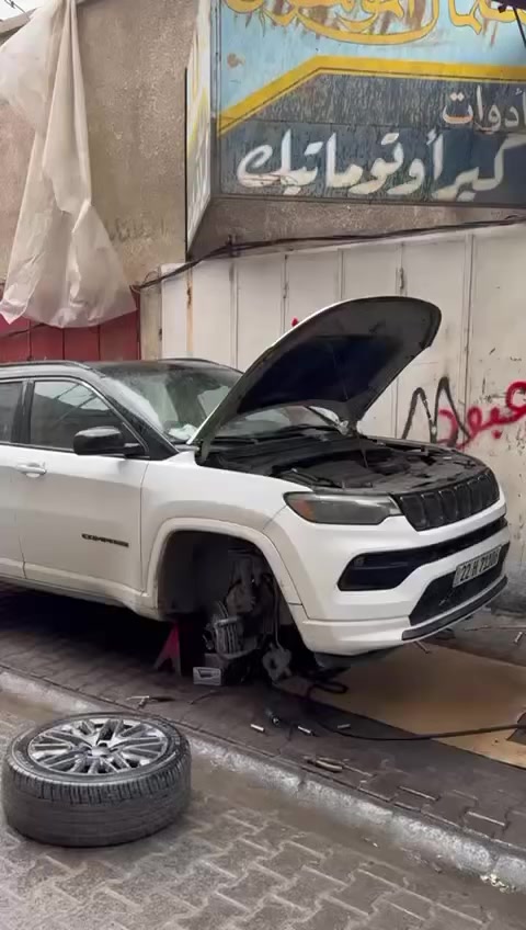 الحمدلله وبفضل الله عدنه هاي السياره الجيب 
بيها حدايه وبدلنه بس المستهلك 
***********
