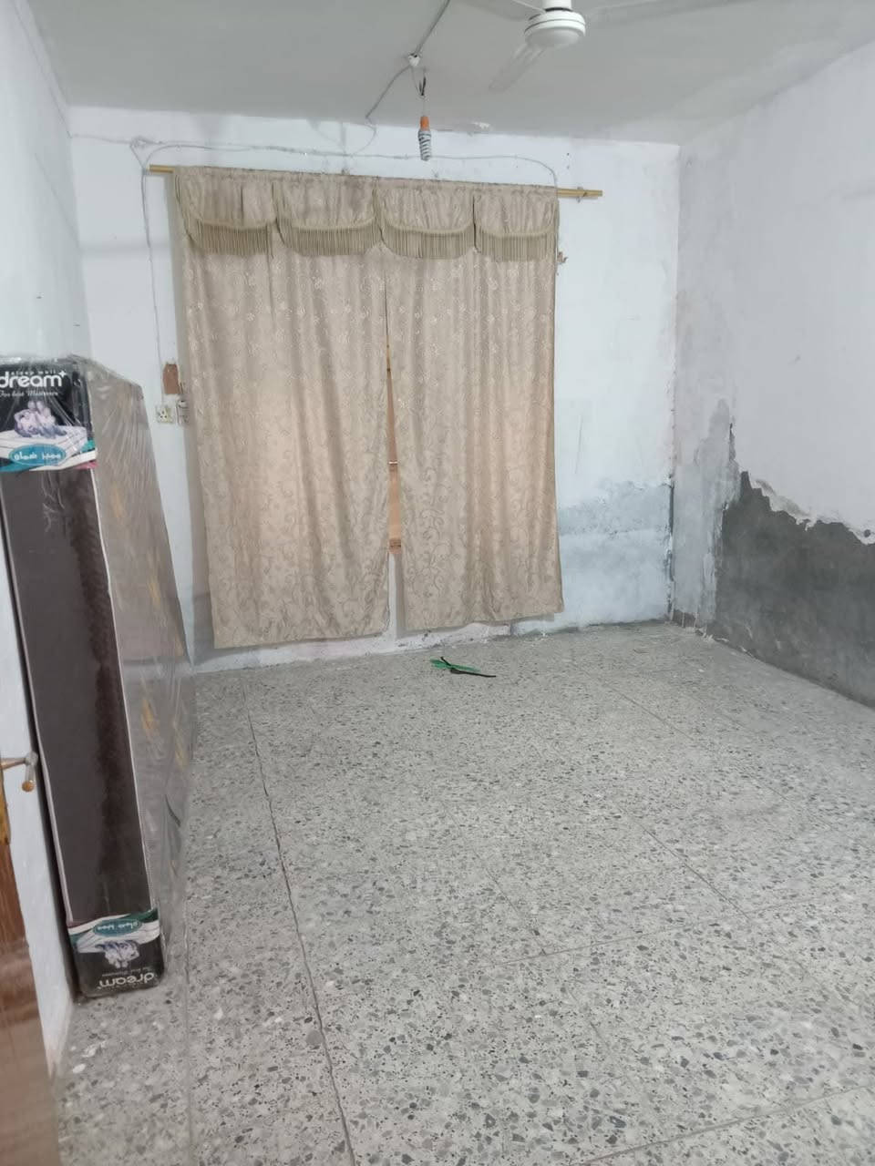 سلام عليكم ورحمة بيت للبيع او لايحار طابو صرف مساحت ١٣٠ متر عندي بيت في مهندسين قرب جامع زين العابدين صاله مطبخ كليدور حمامات داخل وخارج 3غرف نوم السعر ١٣٠ وبي مجال رقم الهاتف *********** رقم ***********
