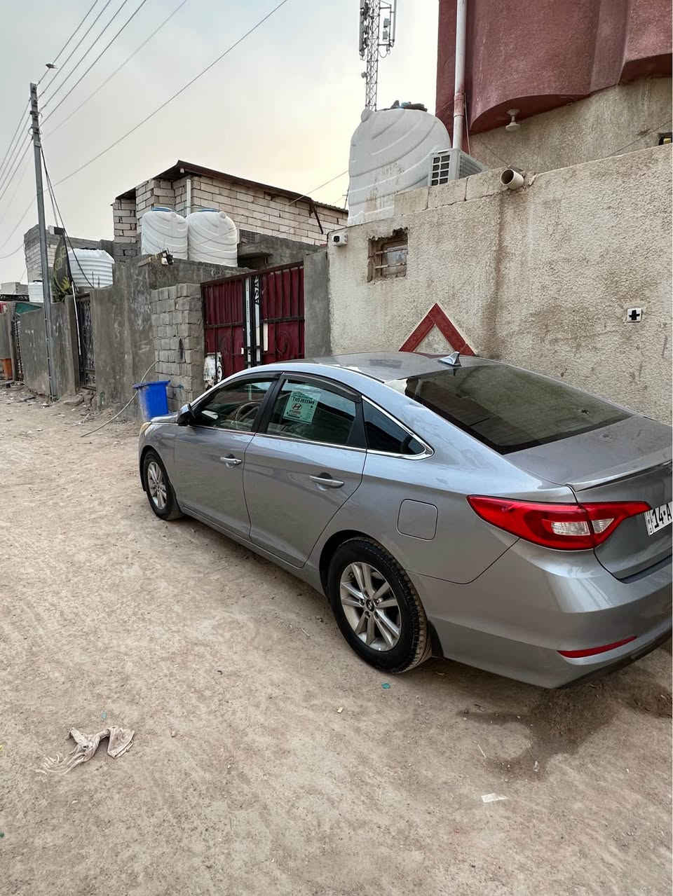 السلام عليكم 
سوناتا 2017 وارد امريكي فئة سبورت ايگو 
حادثها جاملغ الايسر الامامي وخسفه بل بنيد خفيفه من امريكا والبنيد مصبوغ جماليه رش فقط بدون معجون والباقي كفاله 
تدفئه كشنات تحكم ستيرن نضام أيكو اقتاصد والباقي معروف 
مگاني البصره 
ورقم سياره بصره رقم الجديد 
السعر 120 وبيه مجال بصيط 
الاستفسار فقط على رقمي 
*********** البصرة, العراق
