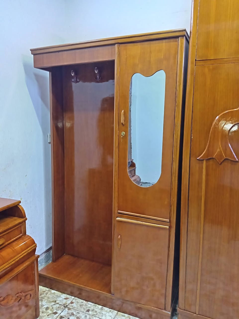 مكلف بلنشر غرفه تسكام نجاره صاج داخل وخارج ظهر جرجوبه 850وبيه مجال مكانه حله  الاتصال بلرقم ***********
