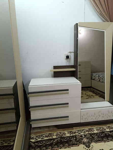 السلام عليكم ،،، غرفه نوم تركية من النوع الثقيل الكنتور سلايت للبيع سرير بي مخزن قلاب 7 قطع  سعرها مع الدوشك 900 بدون دوشك 800 العنوان بغداد النهضة قرب شارع الهادي للتواصل مع الرقم واتساب بي ***********
