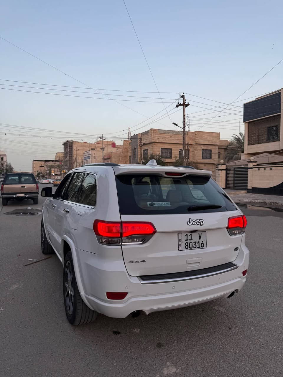 جيب 2020 اوفر لاند خليجي فول معروفه مواصفاتها هواي مكينه 6 سلندر فتحتين جكات خزن ميموري رقم بغداد بأسمي السياره كفاله عامه عدا رشه صبغ بل باب وبل جاملغ الامامي فقط بدون ضربه سعرها 270 للاتصال *********** البصرة, العراق
