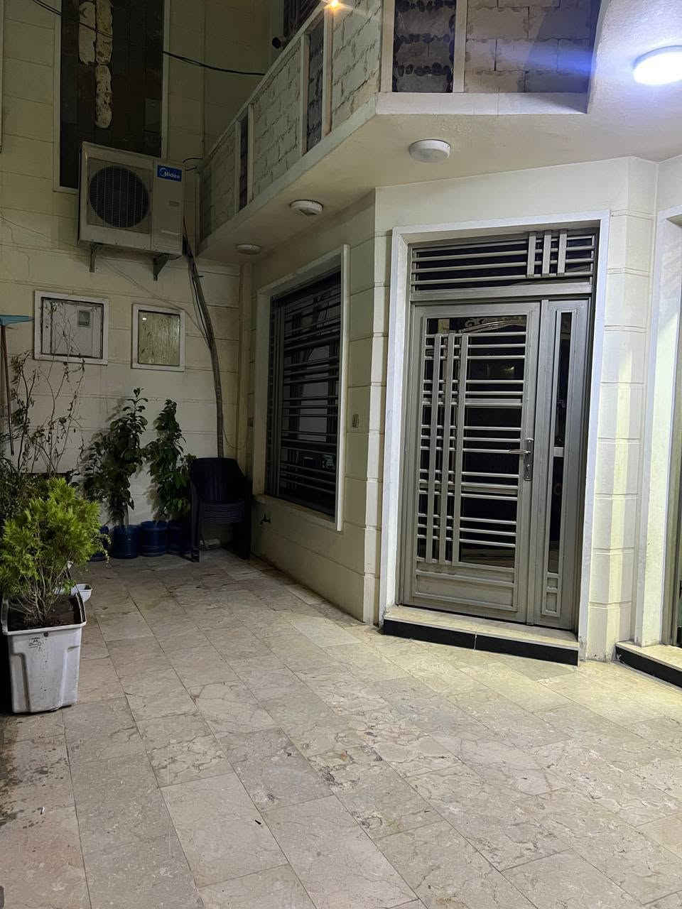📍 الموقع: بغداد - مدينة الصدر / قطاع 29 / شارع 60 (بالمقابل تماماً من منصة حسن سالم).
📐 المساحة: 144 متر مربع.
​🏡 تفاصيل البيت الداخلّية:
​النوم: 5 غرف نوم واسعة.
​الاستقبال والصالة: استقبال معزول للضيوف + صالة داخلية. 
​المطبخ: مطبخ بنظام حديث (حار + بارد).
​الصحيات: حمام داخلي + حمام خارجي.
​🎯 أهم ما يميز العقار:
موقعه المباشر على شارع 60 يجعله قريباً من كافة الخدمات الأساسية (ماء، كهرباء، مجاري، وقريب من الأسواق والمدارس). وبواجهة مميزة ومكشوفة أمام المنصة.
​📱 للتواصل والاتصال ومناقشة السعر:
يرجى الاتصال على:[***********]
أو المراسلة مباشرة عبر الخاص.
