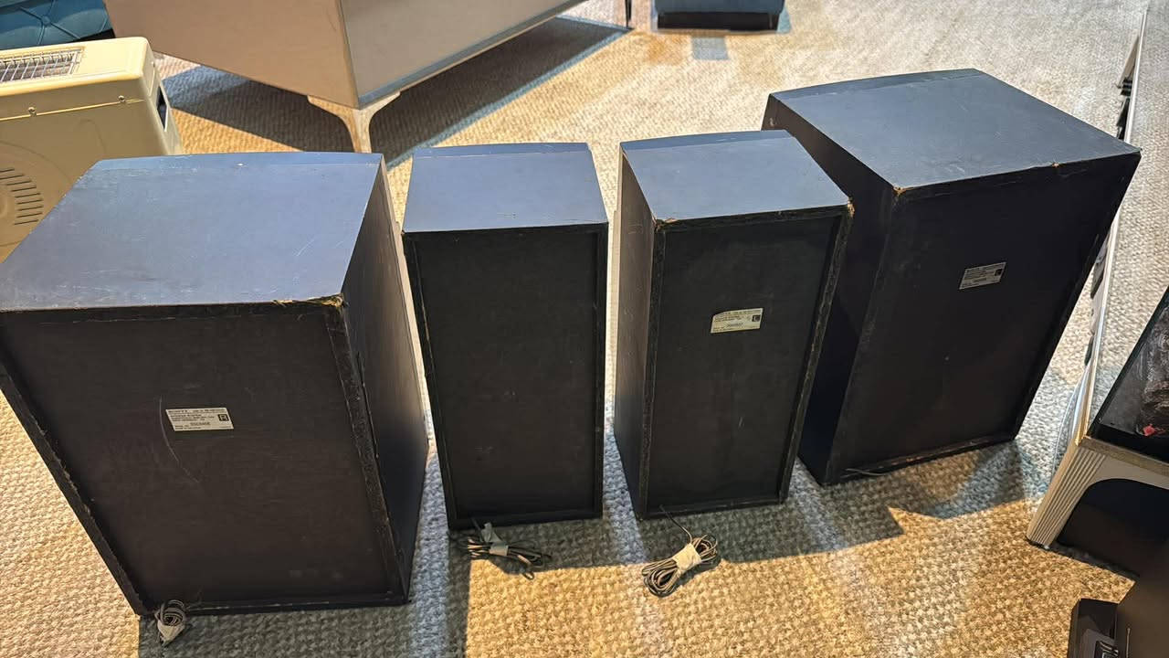 السلام عليكم ٤ سماعات مع دمام.  للبيع. السعر ١٠٠ الف. ***********
