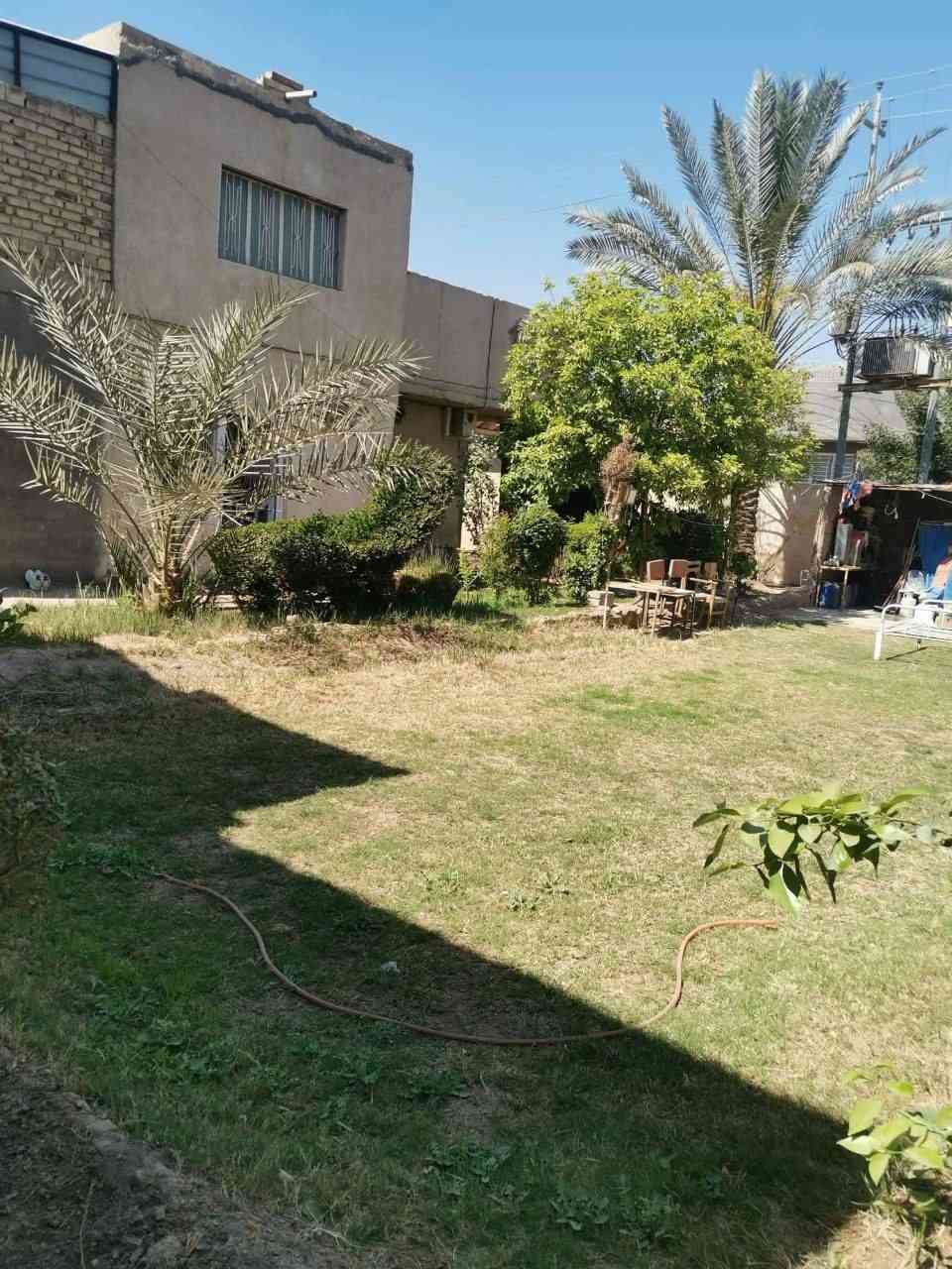 بيت للبيع مساحه 450متر طابو صرف مع نفس قطعه مجاوره سند واحد بناء قديم 2005 كاونكريت غرفتين وصاله وستقبال مطبخ حسب ماموضح بالصوره (حله ابي غرق خلف محكمه شارع تبليط يبعد عن البيت 10مترات +واقع بين مدرستين متوسط +عداديه بنات )سعر 165 بيه مجال ‏‪078-878-26380‬‏
