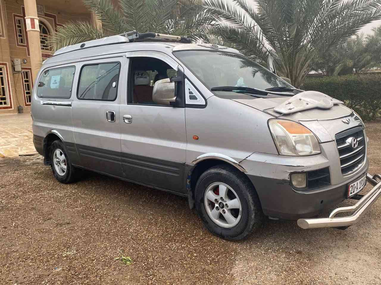 السلام عليكم استاركس ٢٠٠٧ محرك صار ١٥ يوم معمر شواصي بلاديه تدفئه وتبريد ثلج كهربائيات كلها ابلاديه شغاله قرفتها كلش نضيفه صدر جديد حداديه كلها جديده 100% مصفره هيئه ومرور بأسمي تحويل ثاني يوم رقم انكليزي سنويه لسنة٣٠ سياره مال جناي كبل للشارع الف ماتخلي عليها
مكاني الانبار الگرمه سعرها 90وبيها مجال 
هذا رقمي ***********
