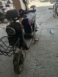 دراجه البيع  شحن R10  نقصهه بس بطاريات دراجه نظيفه سعر 200الف وبيهه مج...