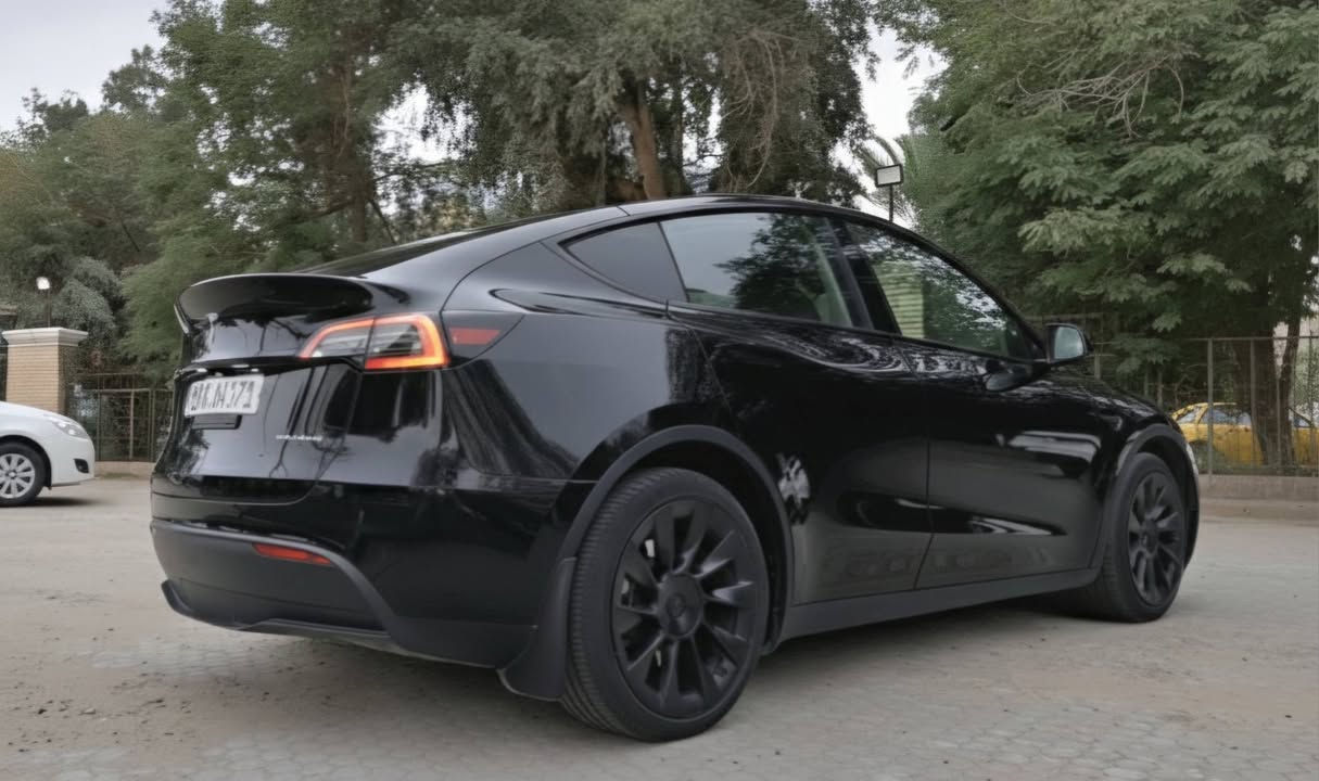 السلام عليكم
للبيع 2024 TESLA MODEL Y premium Dual Motor Long Range

#مواصفات
‏سيارة دفع رباعي
تقطع مسافة بالشحنة الواحدة من 500-550كم حسب الاستخدام
غرفة لون اسود مميز جدا واللون المرغوب

تسارع من  0 الى 100 ب 4.2ث (مضاف لها حزمة بوست)
سقف كامل بانوراما
نظام صوتي 13 سماعة + subwoofer +Tweeters

اضاءة LED
صندوق خلفي كهربائي+صندوق امامي frunk

دخول ذكي
مقاعد كهربائية
مقاعد جلد
تدفئة ستيرنك
تدفئة مقاعد
تبريد خلفي

كاميرات خارجية عدد 8  360 درجة
وكاميرا داخلية لمراقبة السائق

نظام القيادة الالية
واضافات عديدة اكثر بكثير مما ذكر
السيارة مميزة جدا

الحادث موجود بالصور
كل القطع مبدلة اصلية نفس اللون

#السعر : 25,500$
تفاصيل اكثر هذا رقمي ☎️. ***********
بيه وات ساب تفاصيل اكثر اتصل و تدلل
