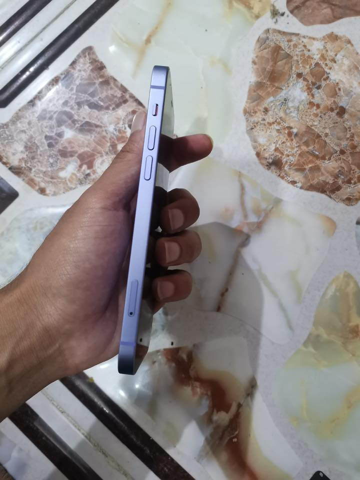 ايفون 12 عادي 
ذاكره 128
بطاريه 82 واكفه
كلشي مامبدل بي مامفتوح
تواصل واتساب***********
