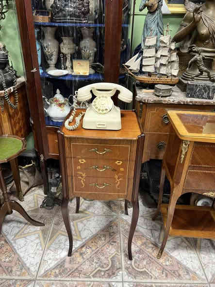 تشكيله انتيكات وتحف ونوادر 

*العنوان:بغداد الكسره قرب ملعب الكشافه داخل السوق الشعبي 
*للحجز والاستفسار عن الاسعار يرجى التفضل على الخاص ومراسله الصفحه او الاتصال على الرقم. ***********
*يوجد توصيل الى كل محافظات العراق 
*يرجى التاكد من الطلب قبل مغادره المندوب
#antique #انتيكات #تحف #نوادر #راديو #اثاث #كريستال #زوالي #كلاسيك
