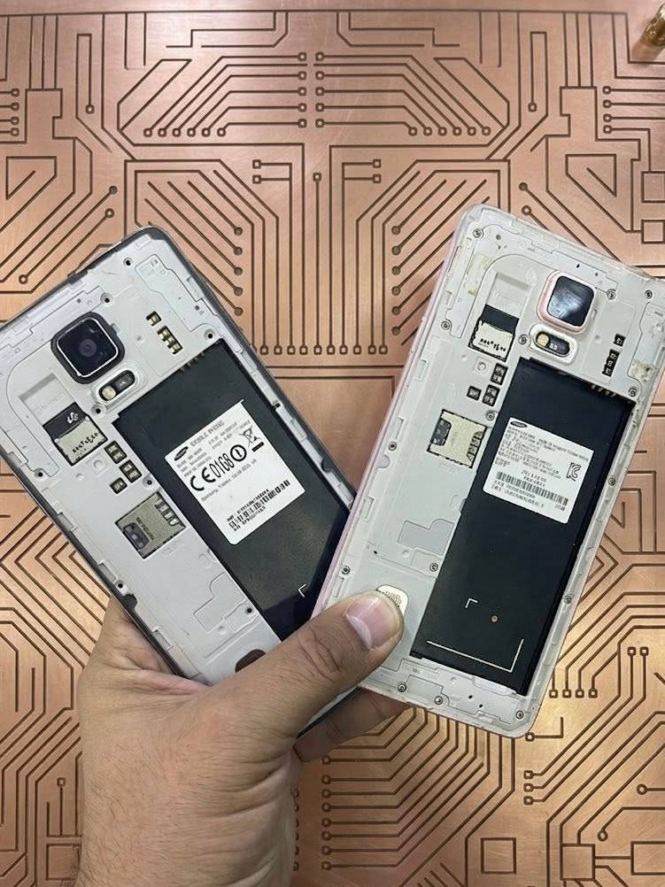 سامسۆنج گالاكسی نۆت 4 (Samsung Galaxy Note 4 SM-N910S)
 الوردي: الجهاز كُلش نظيف ومضبوط، بس ما بيه باتري. الشاشة والبورد (الخريطة) شغالين تمام.
 الأسود: هماتين ما بيه باتري، والبورد مالته بيه مشكلة، بس الشاشة شغالة تمام.
السعر قفل للاثنين: 75 ألف دينار عراقي نهائي.


**إذا كنت صاحب هذا الإعلان وتريد حذفه لأي سبب، رجاءا أرسل رسالة إلى الدعم الفني**