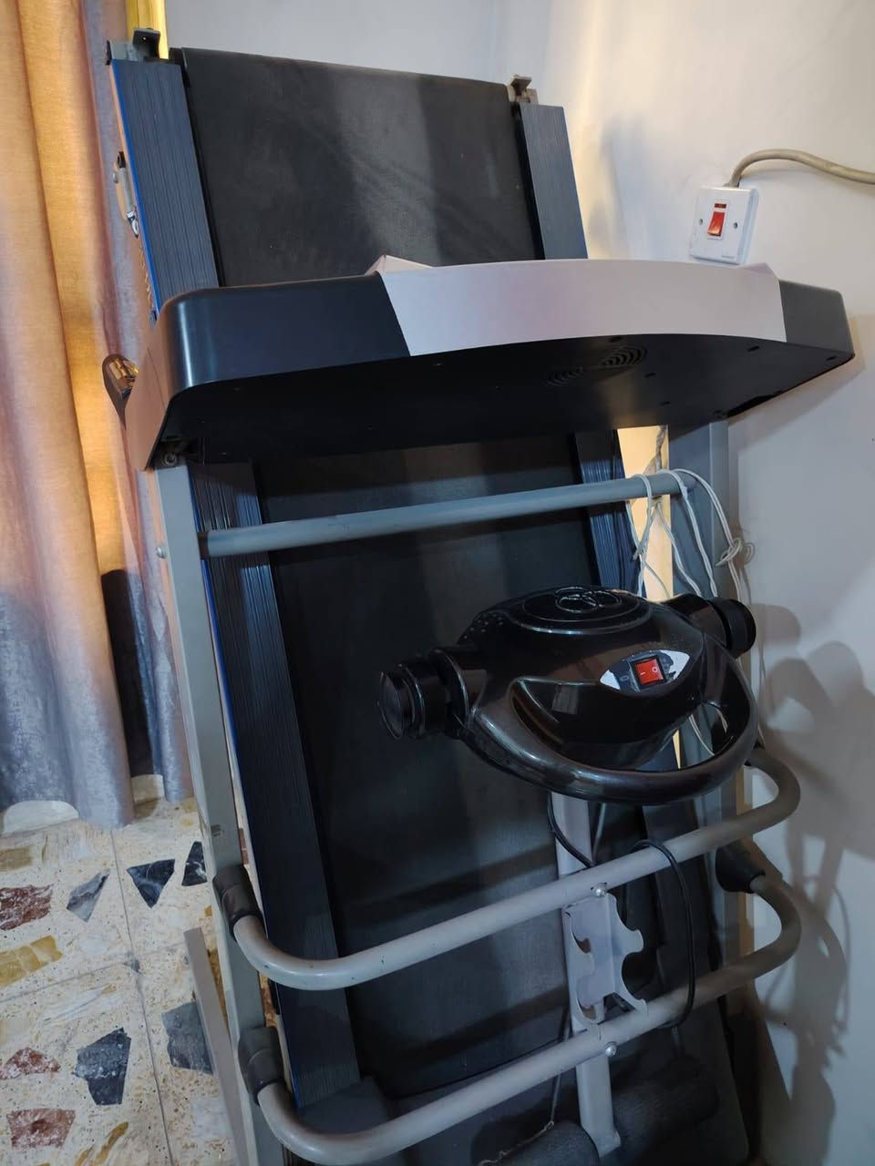 السلام عليكم .. طباخ خمس عيوني شغال جيد جدا سعره ب150
وجهاز جري نوعية جدا متينة سعره 250 
مكاني بغداد البلديات 
***********
