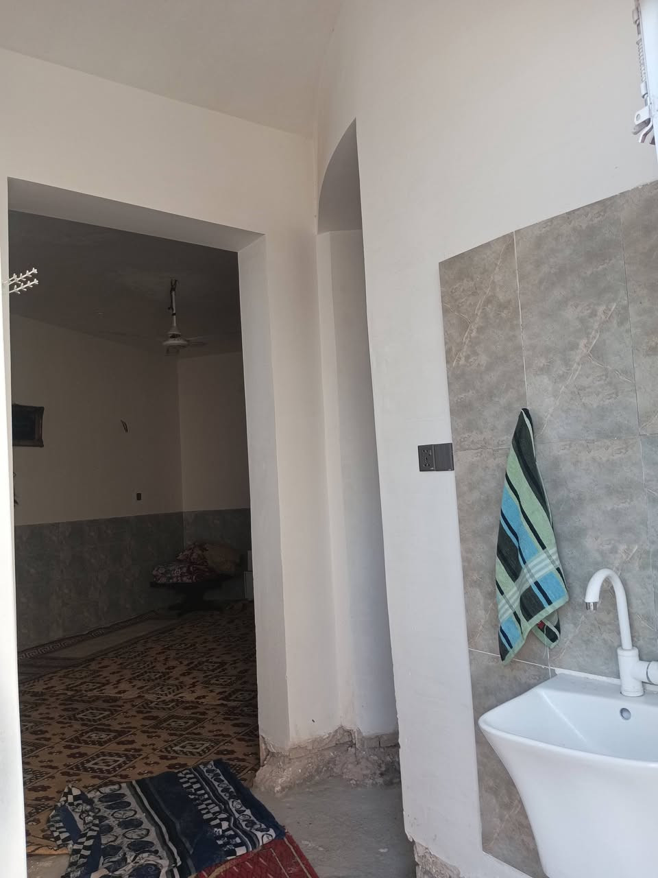 يالله السلام عليكم،، إعادة نشر، 
بيت في الدوانم الشعله خلف سجه، زراعي سند25
كامل خدمات بشارع بيت عنيد
مساحه 550 متر واجهه 13×46
3 غرف نوم
حمام 2
مطبخ جبير+ مطبخ صغير حار
استقبال
حولي 
هول
بيت بنا2025،،، نقص كاشي وابواب خشب
سطح شتايكر
ترك عدد2،، يرهم مراوس،،،، ***********
