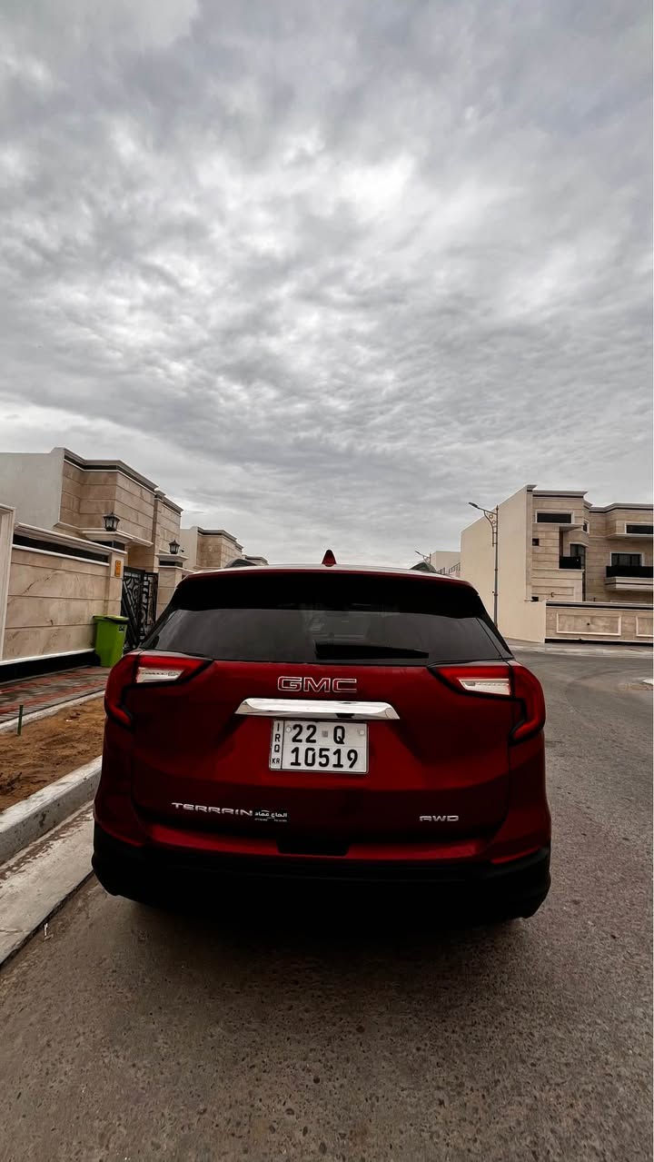 السلام عليكم

🚗 الموديل: GMC TERRAIN 2024

اللون: ماروني
المكان: البصرة – الزبير 
🔧 
المواصفات التقنية
🛠️ المحرك
 • نوع المحرك: 4 سلندر تربو
 • السعة: حوالي 1.5 لتر
 • القوة: تقريباً 170 حصان
 • العزم: حوالي 250 نيوتن·متر
⚙️ النقل
 • القير: أوتوماتيك 9 سرعات
 • نظام الدفع: أمامي (FWD) – في بعض الفئات يوجد دفع رباعي
⛽ استهلاك الوقود
 • داخل المدينة: حوالي 12–14 كم/لتر
 • على الطرق المفتوحة: حوالي 14–18 كم/لتر
 • سعة خزان الوقود: حوالي 55 لتر
🧰 
المواصفات الداخلية والراحة
🎛️ نظام الترفيه
 • شاشة لمس 7–8 إنش
 • دعم Apple CarPlay & Android Auto
 • مدخل USB متعدد
🌬️ تكييف
• تكييف أوتوماتيك
 • فتحات تكييف خلفية
🪑 المقصورة
 • جلد / مكس مريح
 • تعديل كهربائي للمقاعد (حسب الفئة)
 • مساند للذراعين
🔊 الصوت والراحة
 • نظام صوت جيد
 • عزل ممتاز للضوضاء مقارنة بسيارات نفس الفئة
🛡️ 
السلامة و المساعدة
 • ABS (فرامل مانعة للانغلاق)
 • EBD (توزيع قوة الفرامل)
 • TCS (نظام التحكم بالجر)
 • كاميرا خلفية
 • حساسات خلفية (حسب الفئة)
 • وسائد هوائية متعددة (أمام + جانبية)
📊 
الأبعاد
 • طول السيارة حوالي 4.6 متر
 • قاعدة عجلات واسعة ➜ راحة أكبر للركاب الخلفيين
 • شنطة خلفية ممتازة
🟢 نقاط القوة
✔️ تصميم خارجي جذاب
✔️ راحة داخلية عالية
✔️ اقتصادية نسبياً بالنسبة لحجمها
✔️ مناسبة للسفر والمشاوير اليومية
دهن حديد ألماني
وسونار جديد 
***********
السعر220 الزبير, البصرة
