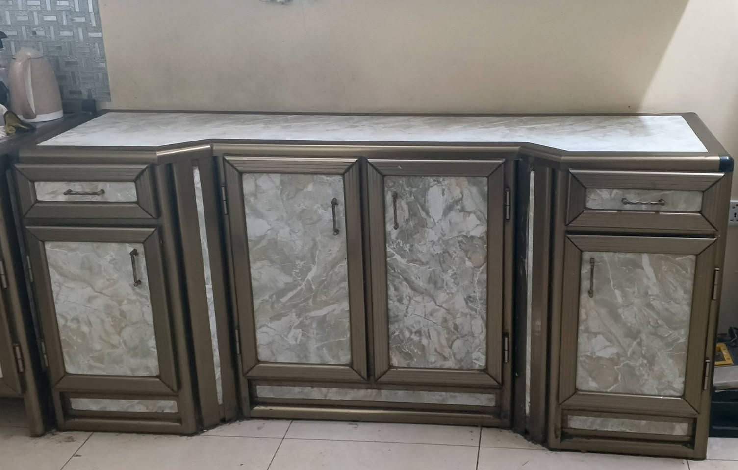 كاونتر مستعمل للبيع 3 قطع  سنك ملحق وكاونتر  السعر 450 الف العنوان اليرموك للاستفسار 
الاتصال على الرقم ***********
