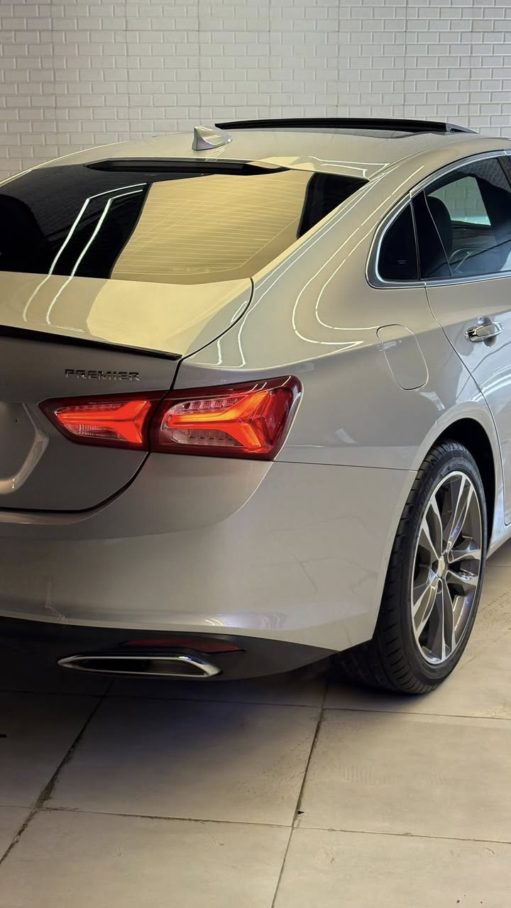 ماليبو بريمير 2022  PREMIER 2.0T 
محرك 2000 توربو 🚀🚀 4 سلندر سياره كلش قويه 
ناقل حركة أوتوماتيكي 9 سرعات. 
ماشيه 32 ميل 
نظام دفع أمامي
مقاعد جلدية كهربائي للسائق والراكب
وخزن ميموري 1.2.3
فتحة سقف كهربائية بانورامية 
نظام صوتBoss
تبريد وتدفئة جميع المقاعد حتى الخلفي 
تدفئة ستيرن
كاميرا خلفية
نظام دخول وتشغيل عن بعد. 
مري قلاب
مراقبة ضغط الإطارات
وسائد هوائية متعددة.
 البريمير معروف بل مواصفات 
سياره ترايها كلش حلو وجديده وما ماشيه بالعراق اجت من امريكا ماشيه 22 وهسه 32 
وبدون اي نواقص 
حداديه امامي خلفي شركه 
تخم تاير جديد
دسك امامي خلفي جديد
عليها نانو سيراميك 
سياره بسمي تحويل ثاني يوم. سنويه وهزه جديده 
وبدون غرامات 
🛑 الضرر بنيد وجاملغ تبديل وصبغ. بدون ضرر داخلي وحتى الحداديه ما متضرر وراديتر بلادي نفسه بدون تبديل. 
ايرباك ستيرن وراجع سستم 
وصور الضرر موجوده 
السياره بدون اي نقص وبدون اي كلوب مشتغل بلدشبول. وكلش جديده 

🛑🛑 السعر : 162$
للاستفسار الاتصال 
***********
