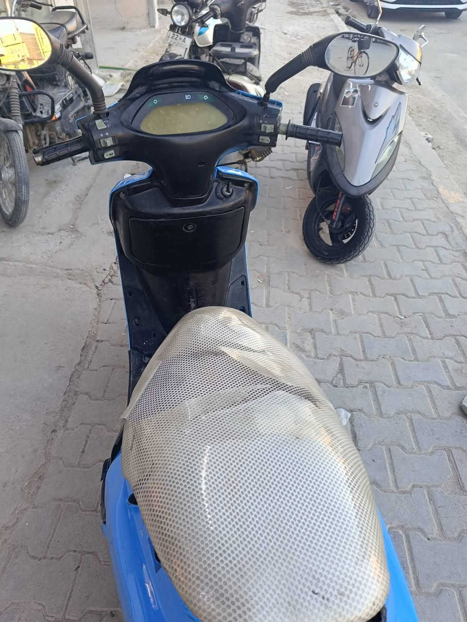 دراجة للبيع خير من الله شلعه ومعدل حلوات نكره سلف وهندر أوراق كامله مكان بغداد  المحموديه رقم *********** سعر 180 وبيه مجال
