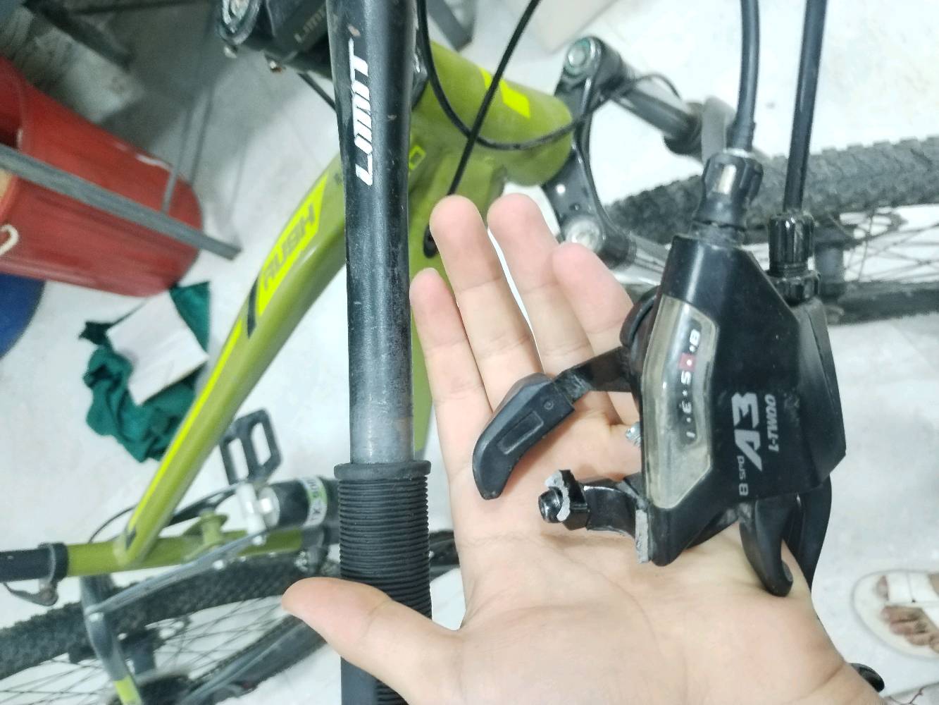 بايسكل جبلي شركه هاب HUBH صناعه يابانيه للبيع بسعر 50 الف بعده نضيف بي 7 سرعات وبي دبل من النصف بس البريك الامامي قاعدته مكسورة مثل ما موضح بل صورة هذه رقمي لتواصل *********** عنواني الرمادي قرب شارع المستودع لايوجد لدي توصيل تجي انته تاخذه 