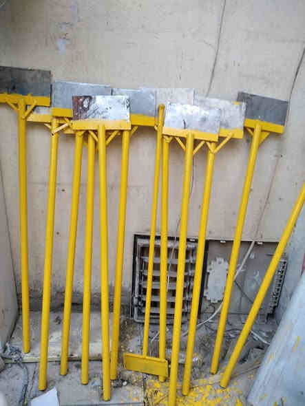 متوفر قاشطة الطين وجرافة الاسمنت كميات للبيع لاصحاب المحلات  بابل حي الامام علي ***********
