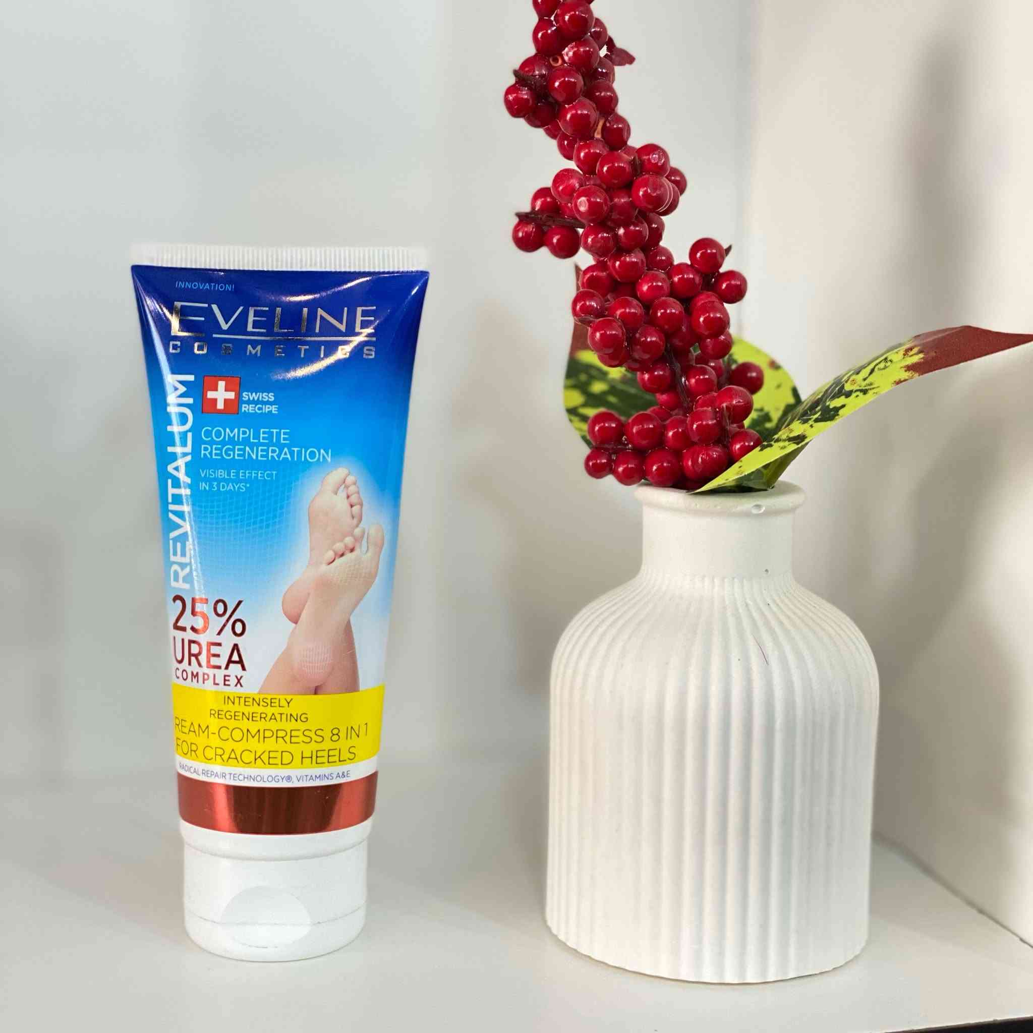 كريم Eveline Cosmetics Revitalum بتركيبة يوريا 25% 
مصمم خصيصاً لعلاج تشققات الكعبين.يحتوي على مركبات تعمل على تجديد البشرة بشكل مكثف وإزالة الجلد الميت لزيادة النعومة.

يُنصح باستخدامه بتطبيق كمية وفيرة على بشرة نظيفة وجافة، ويفضل ارتداء جوارب قطنية لتعزيز الامتصاص

.يُفضل تجنب استخدامه أثناء فترة الحمل والرضاعة لاحتوائه على مكونات غير مناسبة لهذه الفترات.


**إذا كنت صاحب هذا الإعلان وتريد حذفه لأي سبب، رجاءا أرسل رسالة إلى الدعم الفني**