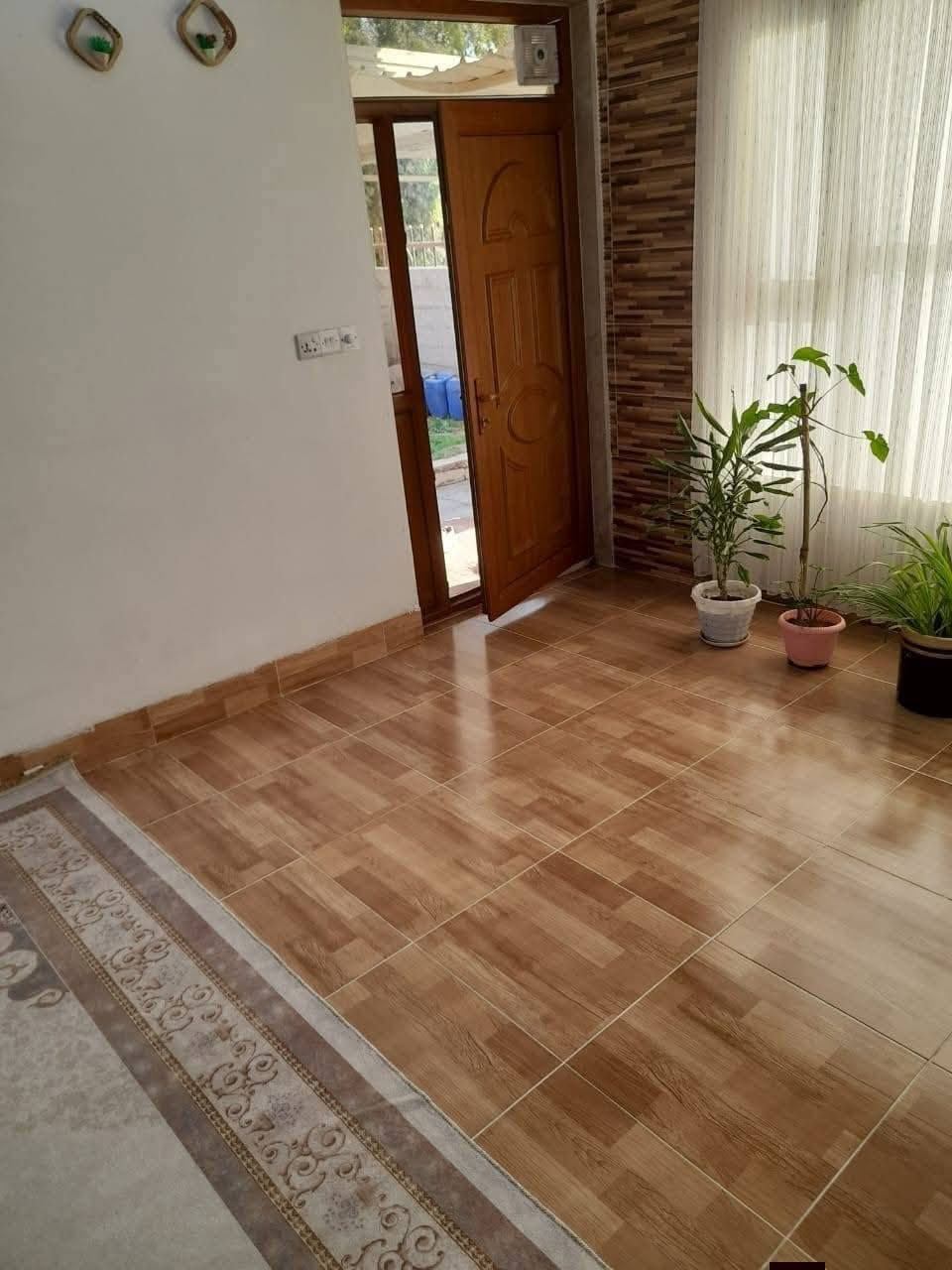 صباح الخير والمحبة جمعة مباركة على الجميع..
دار سكني للبيع رقم زراعي مساحة البيت 280 متر بيت مرتب ونظيف جدا يتكون من 3 غرف نوم حمام وتواليت داخلي درج داخلي غرفة استقبال ومطبخ كبير مع حديقة كبيرة ومخزن بالحوش وكراج سيارة موقع البيت قضاء الدبس ديار بكر السعر 50 مليون شراي خابرني واشوفك البيت ***********
