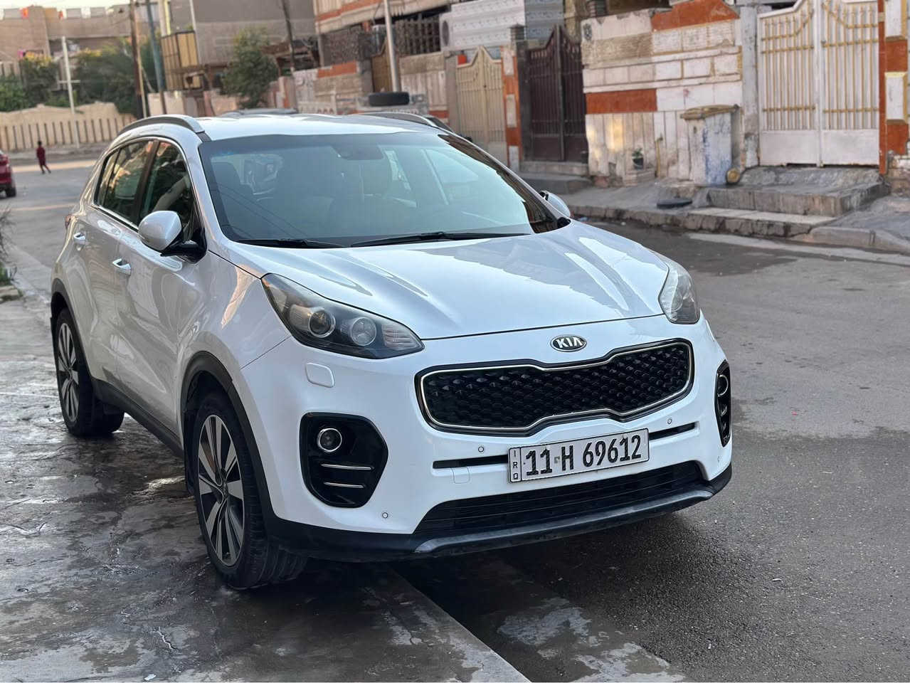 اللهم صل على محمد وال محمد 
كيا سبورتج موديل ٢٠١٨ 
خليجية بدون صبغ 
فقط بيها بارد قليل 
مواصفاتها نص فول 
⬇️رادار جانبي 
⬇️مري شفط + اشارة بامري 
⬇️زراكات ماء لايت 
⬇️كشن السائق كهرباء 
⬇️مكينة 2000دوش 
⬇️حساسات 360 درجة 
⬇️داخل جلد لونين 
⬇️ثلاث انظمة قيادة 
باقي المواصفات معروفه السيارة جاهزة من كلشي 
طخم تاير صدر حدادية  تبريد خير من الله 
مكان السيارة بالشعب 
سعرها ب١٧٨ وبيها مجال قليل
للاستفسار *********** بغداد, العراق
