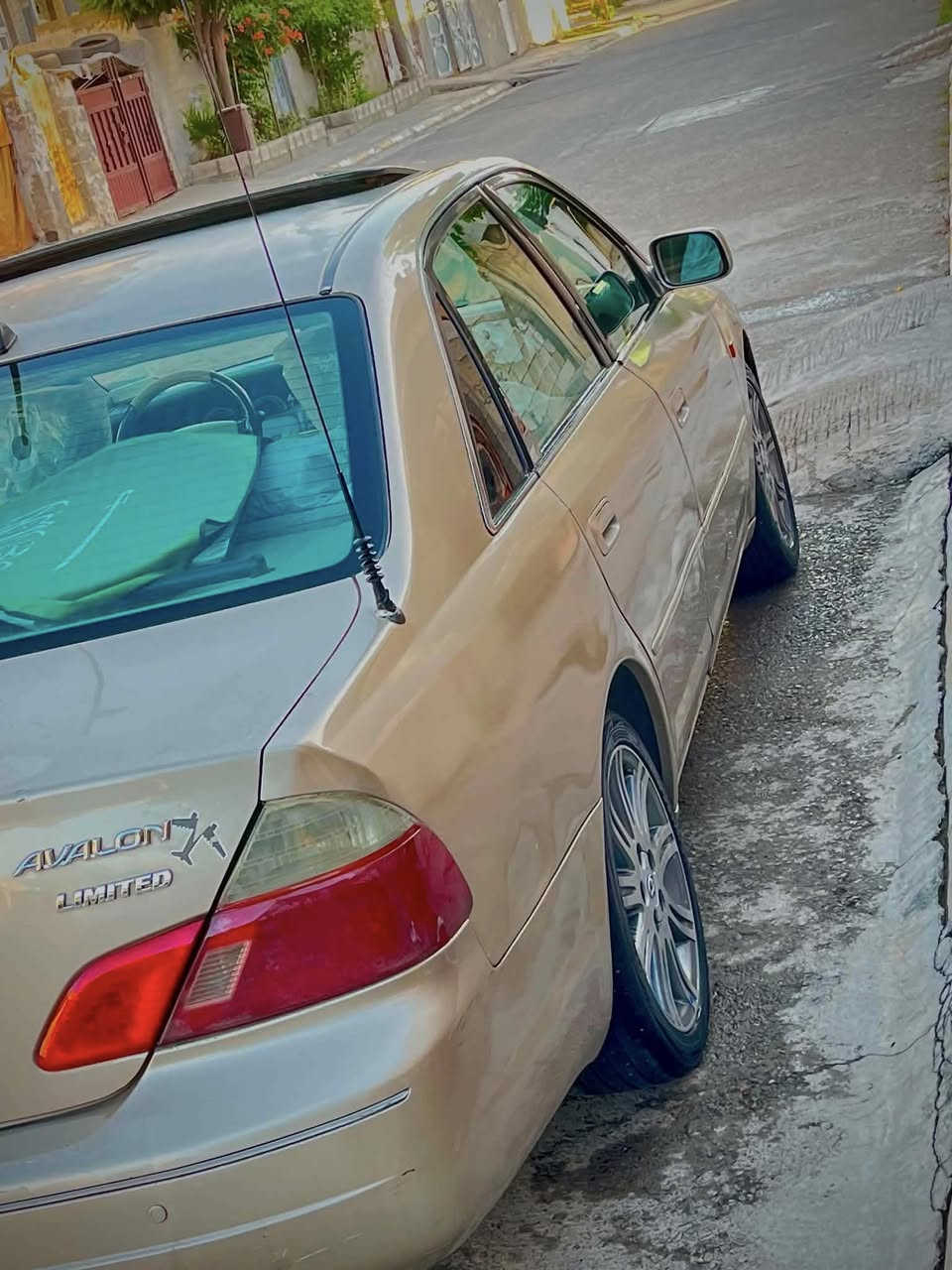 ئە فە لۆن
مە کینە 300فول خلیجی 
رە قە م هە ولیر 
١پارجە بۆیاخ ٣پارخە جە لاتین بئ سە قف 
سە یارە کە سە وتی یاتاق دە ردە گات 
ماباقی بە شە رت 
گۆرینە وە ش دە کە م بە شاهینە 
***********
