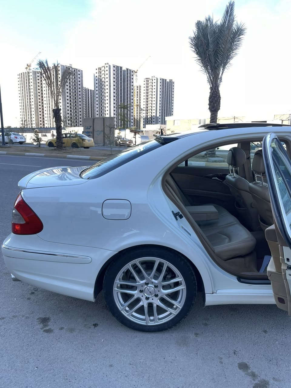 السلام عليكم . 
‏ Amg. Mercedes-Benz E350 كت دعاميات 
تويل دفع ثنائي 
‎ موديل2007 350 المرغوب 
تفاصيل👇🏼👇🏼
1_ بصمة⁩ تشغيل  
2_محرك 6 سلندر 
3_تبريد قطعتين  ⁦❄️⁩
4_كروز سرعة🔒 
5_مراية داخلية+جانبة عاكسة ⁦🔍
6_تحكم ستيرن كهرباء⁦⚔️
7_ شاشة   🖥⁩ بلوتوث يوتيوب 
8_فتحة سقف جام بنورما 
9_مري شفط 
10_كشنات كهرباء+ خزن ذاكرة  ✨⁩
11_ لدات الداخلية 47 متغير 
12_ انارة ترحيب💡 ⁩
13_شاشة اعطال💬
14_ بردة كهرباء 
15_نقاط عمياء 
16_ سستم صوت harmen kardon+ دمام خلفي 
18_ويل 18اصلي  ⚔️⁩
19_صدر امامي خلفي جديد ⁦🛠️⁩
22_كشنات هيتر 
23_تدفئة 
24_+ كاميرا
25_تبريد خلفي 
26ثلاجه 
27تحكم ستيران
28_انظمة قيادة 2
30_ ملكي كشن جلد بيجي 
31بك لايت لد 
32كشن خلفي قلاب 
33لون ابيض 
34داخل لونين بيجي جوزي 
35لايت عدسه زنون 
36 صندوك كهرباء 
السياره حادثه خفيف 
…………………………….السياره رقم بغداد جديد 11 مميز ويه رقم تنباع السياره 
تحويل ثاني يوم هزه جديده 
السعر١٥٥
مكان السياره بغداد كرخ 
للتصال ***********

