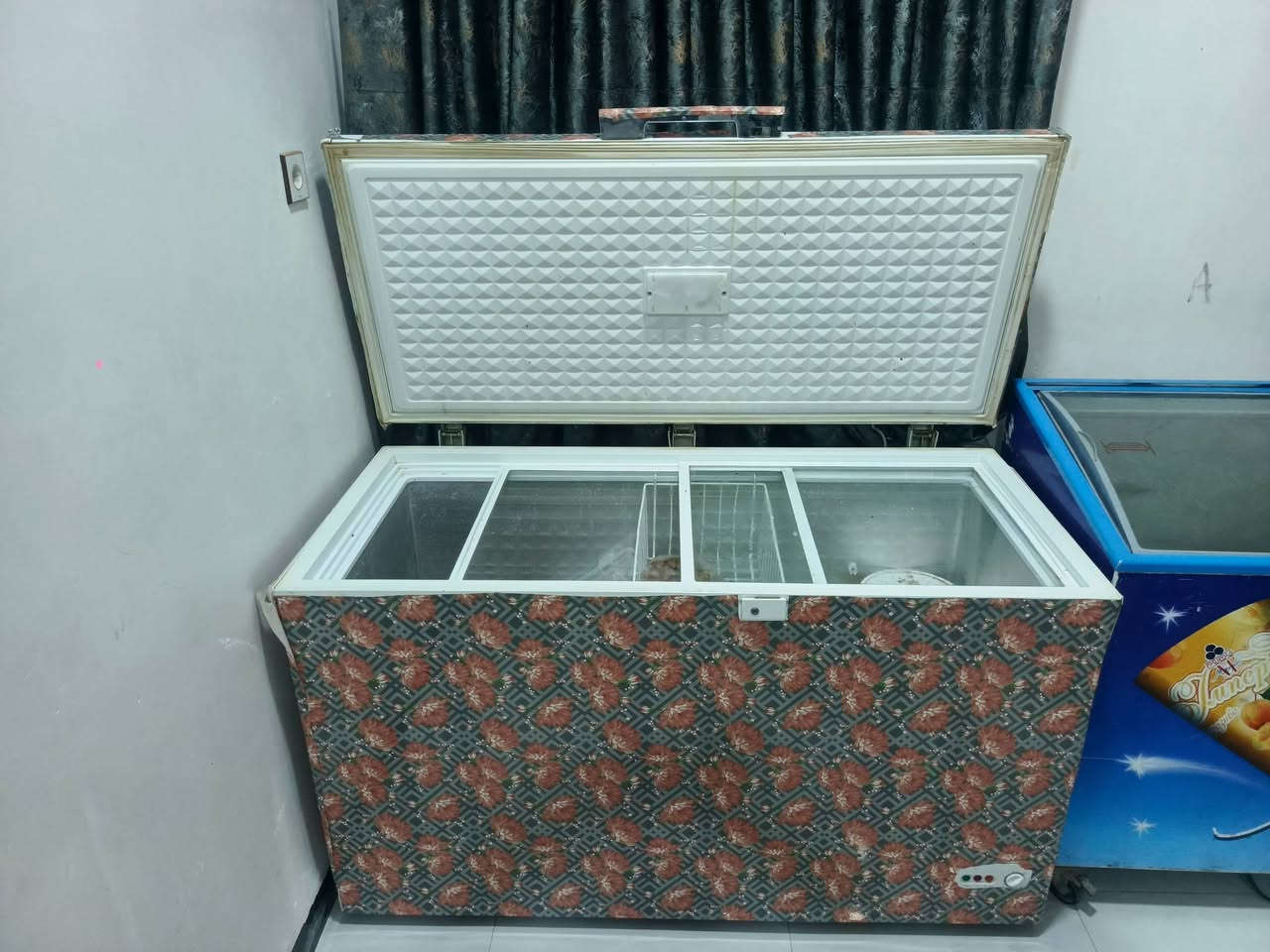 مجمدات 2للبيع بسعر مناسب للشراي فقط الداخل نضيفه تبريده فول قويه تفيد اهل المحلات. للتواصل عله الواتساب ***********
