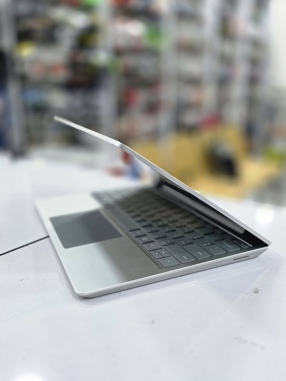 💻🔥 عروض مميزة على لابتوباتMicrosoft 
Surface Laptop Go
🔹 معالج: Core i5 – الجيل العاشر
🔹 RAM: 8GB
🔹 تخزين: 256GB SSD
🔹 شاشة: 12.5 إنج
🔹 كرت شاشة: Intel – داخلي حجم 4 كيكا
💰 السعر: 400 ألف فقط ✅
---
✨ مميزاتنا
✅ نظافة الجهاز 98%
🛡️ ضمان شهر كامل
🔁 استبدال بنفس الموديل في حال وجود أي مشكلة
---
🎁 ملحقات مجانية
🔌 شاحن أصلي
🎒 حقيبة
🖱️ ماوس
---
🚚 توصيل 5 الف
📍 لجميع المحافظات لفترة محدودة
---
📞 للحجز والاستفسار
📱 اتصال: ***********
💬 واتساب: ***********

📍 الأنبار – حديثة – بروانة – قرب مدرسة نهر دجلة
#مكتب_سمارت_فيو
