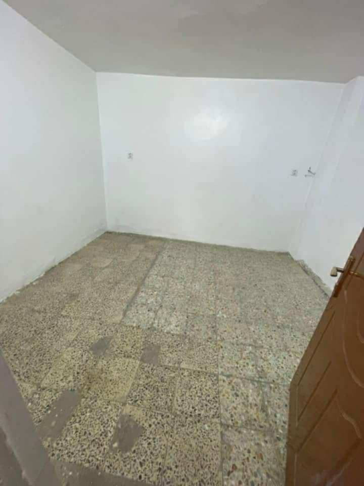 🏠 دار للبيع في السيدية - موقع متميز
​العنوان: بغداد، السيدية، قرب جامع إبراهيم الخليل (قرب الشارع التجاري).
​📐 المساحة والقياسات
​المساحة الكلية: 50 متر مربع.
​الواجهة: 4.5 متر.
​النزال: 12 متر تقريباً (حسب القياسات المذكورة).
​🏗️ تفاصيل البناء (طابقين)
​عدد الغرف: غرفتي نوم.
​المرافق: صالة استقبال + مطبخ + خدمات متكاملة.
​💰 المعلومات المالية والتواصل
​السعر: 203 مليون دينار عراقي (قابل للتفاوض).
​للاستفسار والتواصل: * اتصال أو واتساب: ***********
​ملاحظة: منطقة السيدية، وخاصة القريبة من الشارع التجاري، تعتبر من المناطق المرغوبة جداً في بغداد بسبب توفر الخدمات والحركة التجارية.
