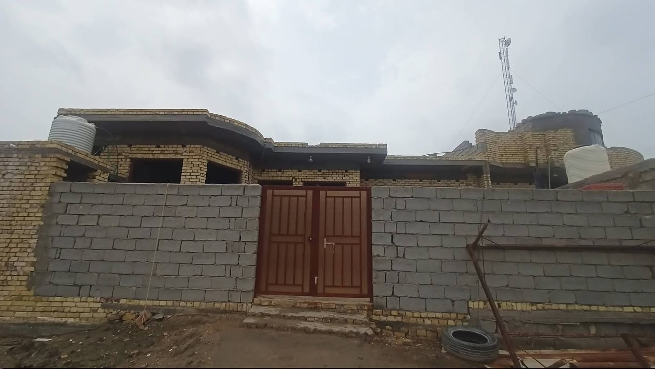 سلام عليكم بيت بحي الجوادين النزلة الثالثه قريب ع شارع العام 500 متر
مساحة البيت 260 يحتوي ع ثلاث غرف اكبار وصالتين ومطبخ وحمامات دااخليه وخارجيه وديوانيه 8/60
الشراي يجي خاص او تصال  ‏‪***********‬‏
