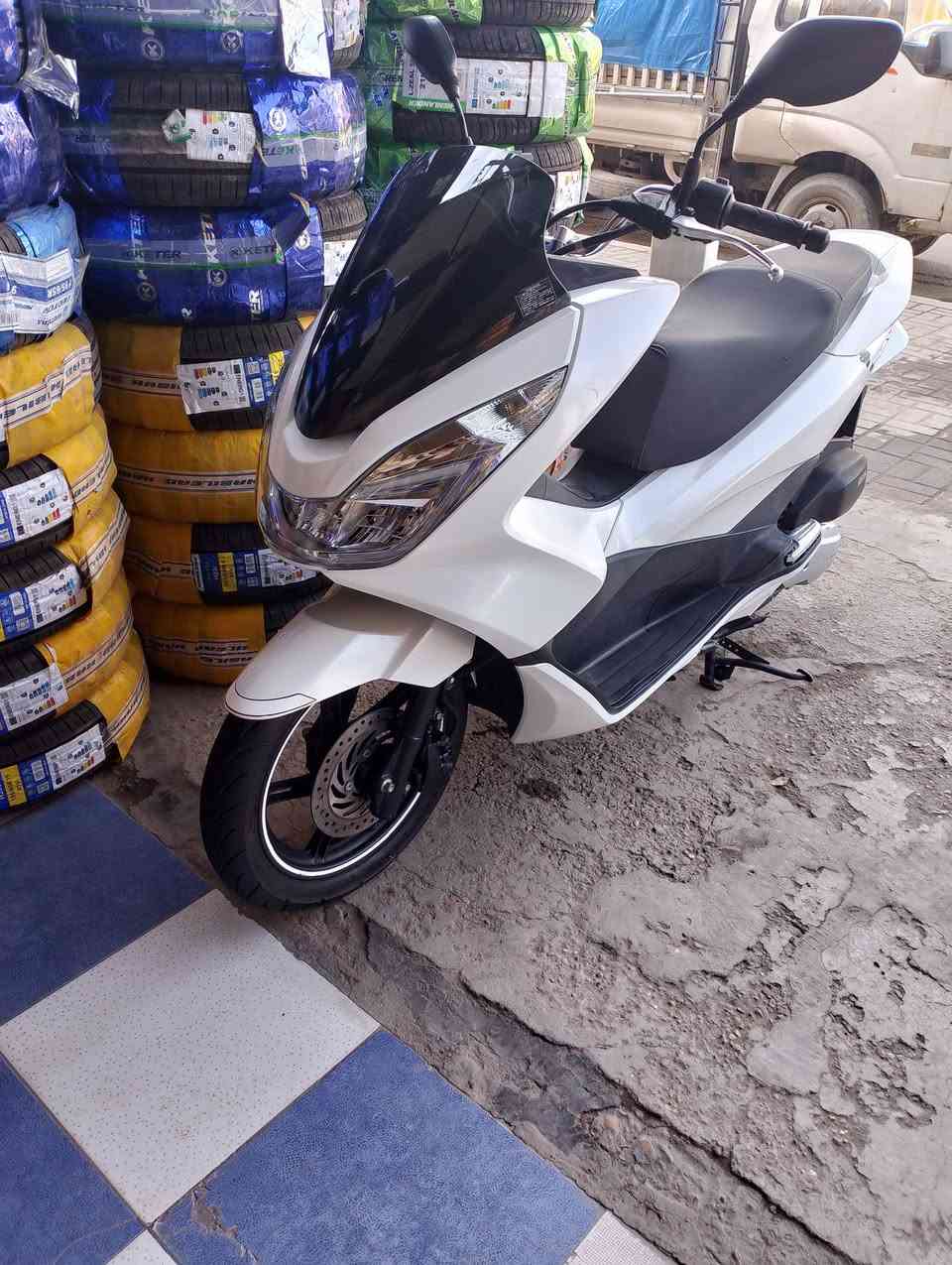 سلام عليكم Pcx جيل ثاني ياباني Jf دراجة صارله اسبوعين نازلة من معرض دبي دراجة جديدة كولش بعد احلى من الصور ماشية 30 المكان بغداد شارع فلسطين *********** رجائا الي مايعرف بيهن لحد ليخن ويصير براسي ابو العريف فقط الجناي يتصل سبب البيع طلع تعين وممحتاجها
