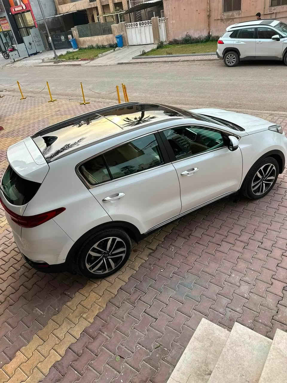 🚘 للبيع | كيا سبورتج 2019 فول مواصفات
موجوده باليرموك الاربع شوارع 
🔹 الموديل: 2019

🔹 النوع: Kia Sportage

🔹 اللون: أبيض صدفي 
لون الجام زيتوني 
🔹 السعر 19,800$ قابل للتفاوض بالمعقول.

المواصفات 
-فول مواصفات (للأخير)

✅ بانوراما

✅ بصمة تشغيل ودخول ذكي

✅ شاشة وكاميرا خلفية

✅ حساسات أمامية وخلفية

✅ مقاعد جلد

✅ مقاعد كهربائية

✅ تدفئة وتبريد للمقاعد

✅ هاند بريك إلكتروني + Auto Hold

✅ Drive Mode

✅ إنارة LED/Xenon

✅ كروز كنترول

✅ مرايا كهربائية

✅ فتحة صندوق كهربائية 
📍 السعر المطلوب:١٩.800 دولار
📞 للاستفسار:
***********
السيارة نظيفة وجاهزة للفحص، والبيع للمشتري الجاد فقط.
