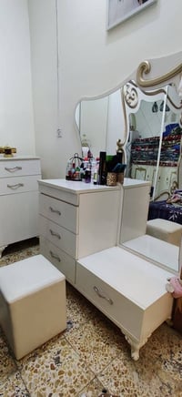غرفة تركي • نظافة ٩٠٪ • بوفيه خشب ٣م