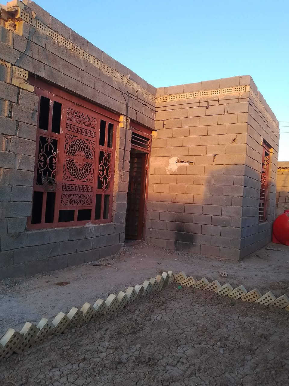 للبيع بيت طابو زراعي قيد الانشاء مساحة ٢٥٠ متر 
العنوان : مقابل حي الصناعي _ قرب الشارع النازل على ساحة الشعائر 
يتكون من : غرف نوم عدد 2 
صاله 8*4 + حمام 2*2
استقبال
مطبخ 5*4
حديقه جانبية +  صحيات خارجية
غرف النوم والصالة مكتمل
 ماي ومجاري وكهرباء مكتمل

للأستفسار أكثر 
***********
***********
