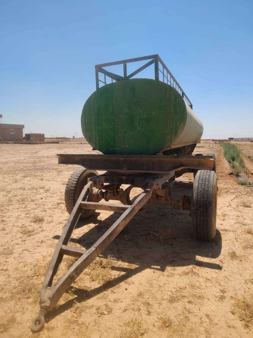 السلام عليكم مقطوره للبيع حديد مغلون السعه 8000 ألاف لتر شاصي بلادي صينيه صجم دبل تاير حجم التاير 20  ويل صاج مقطوره رقم واحد معنى الكلمه السعر 4 ملايين وبه مجال بسيط العنوان ام حجره غرابان  للتواصل (*********** )        (***********)  واتساب
