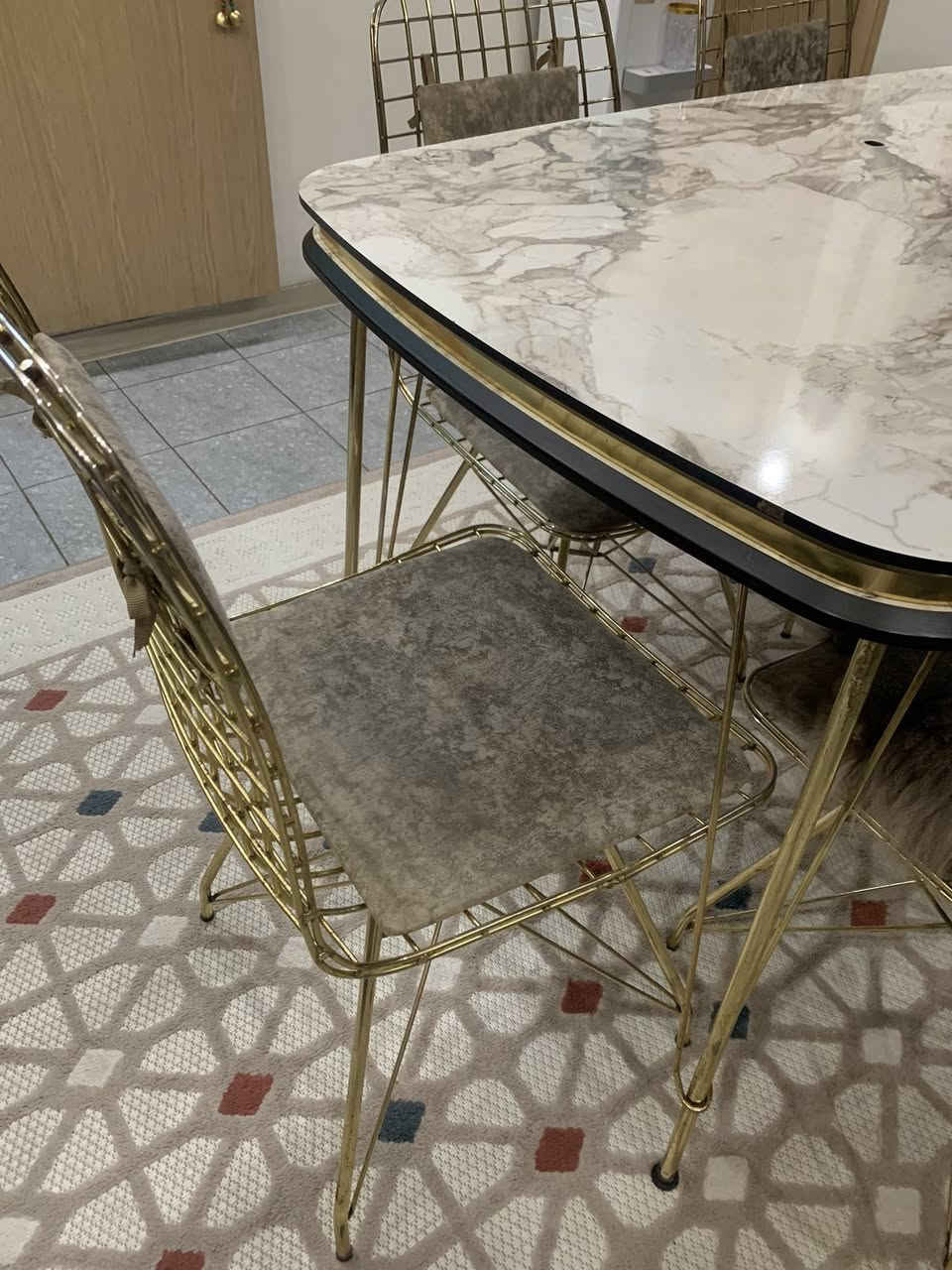 السلام وعليكم ميز طعام للبيع خمس كراسي فقط لانو الكرسي السادس مكسور للتواصل خاص السعر 100


**إذا كنت صاحب هذا الإعلان وتريد حذفه لأي سبب، رجاءا أرسل رسالة إلى الدعم الفني**