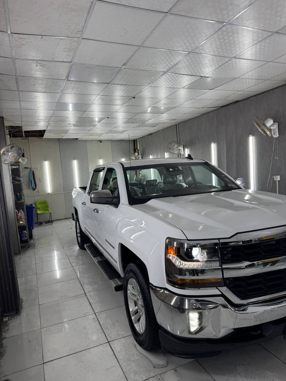 سلفرادو 2017 السياره جاهزه من كلشي 
8V 5300 
فور ويل 
باب طويل بدي قصير المرغوب 
شاشه كبيره 
تبريد منفصل 
كامره دواره 
دوشمه جديده 
تخم تاير جديد 
باتري جديد 
حداديه جديده 
السياره عليها ادامه كامله ماتصرف ولا دينار 
مابيها نقص ولا برغي 
حادث جانبي 
بجم كبس بلادي شركه 
ايرباك برده فقط 
رقم بغداد باسمي. شرط التحويل 
سنويه جديده لغايه 2029 
السعر 175$ 

‼️‼️بيع او  مراوس برام
مكاني بغداد  الكاضميه

‭0773 181 0791‬
