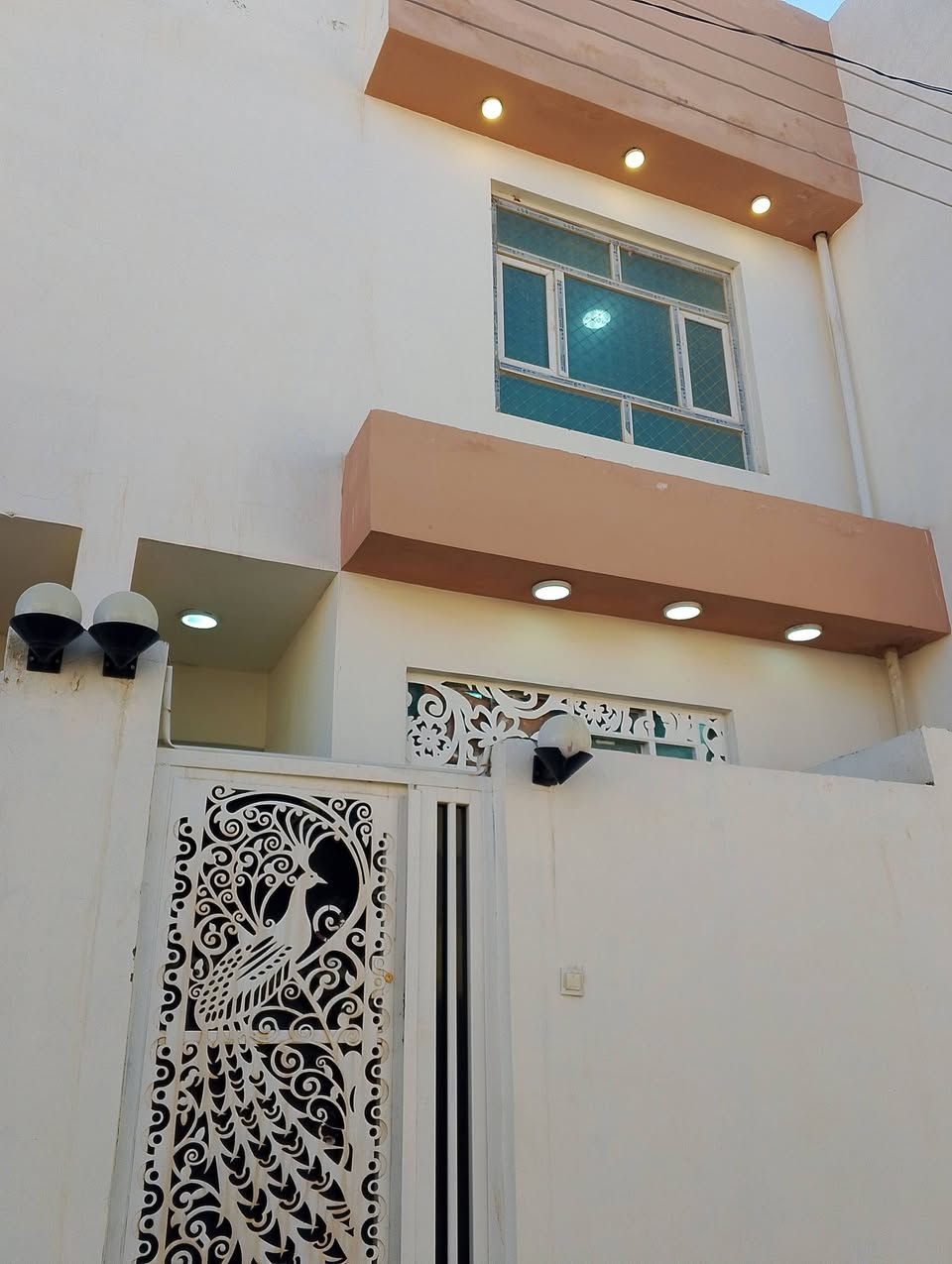 على بركه الله دار 50متر مربع بصف الركن طابقين استقبال غرفه صاله مطبخ وصحيات خارج وداخل للبيع او مراوس ب100متر او عرصه تجاريه البيت بمنطقه ال55 شارع قصابيه الميالي قريب الشارع بيتي بناء جناي كونكريت  سعره 65  مطبك الصطح وكامل *********** خاص او واتساب
