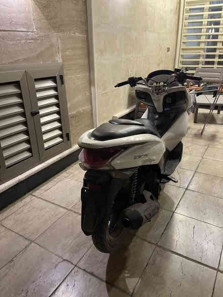 السلام عليكم 
دراجة PCX جيل اول (لون ابيض⚪️)
موديل 2016
الدراجة مكفوله كفالة عامه من مكينه وكفرات وجيب وياك فيتر و افحص صوت المكينة ماينسمع الله شاهد الدراجة نضيفه تخبل شعله و معدل اوراقها موجوده
السعر بـ 12 وبيها مجال
مكاني بغداد الكرادة
للاستفسار ***********
