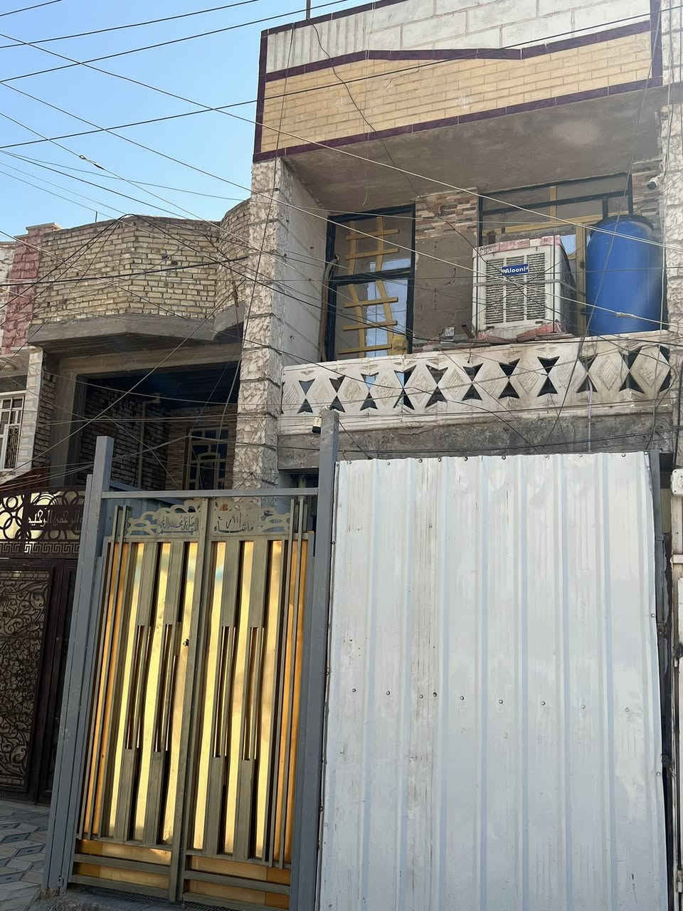 ——————————————————————

🔸 مشتمل للبيع طابو صرف مناسب ✅
50 متر  الواجهه 4م والنزال 12،5م مربع
بناء سنة  2018 تسليم🔑 درجه اولى كامل مكمل 

🔸الطابق1️⃣استقبال ومطبخ حار وبارد وصحيات وغرفه   
 الطابق… 2️⃣غرفتين نوم وصاله وبلكونه وخدمات                                  
الطابق ... 3️⃣بيتونه وسطح

 البناء كله ممتاز ودرجه اولى ونضيف مرتب 
🔸موقع الدار ممتاز جدا📍الشعب شارع الصحه خلف جامع المبرقع وقرب شركه الببسي
 (شارع عريض عرضه15 وتبليط)

+مناسب لحك قبل لاينباع ملاحظه اذ تحب تاخذه وتستثمره اجره الك ب500الف ايجار سريع  
🔸السعر: 145 مليون وقابل للتفاوض 

 
***********📞
