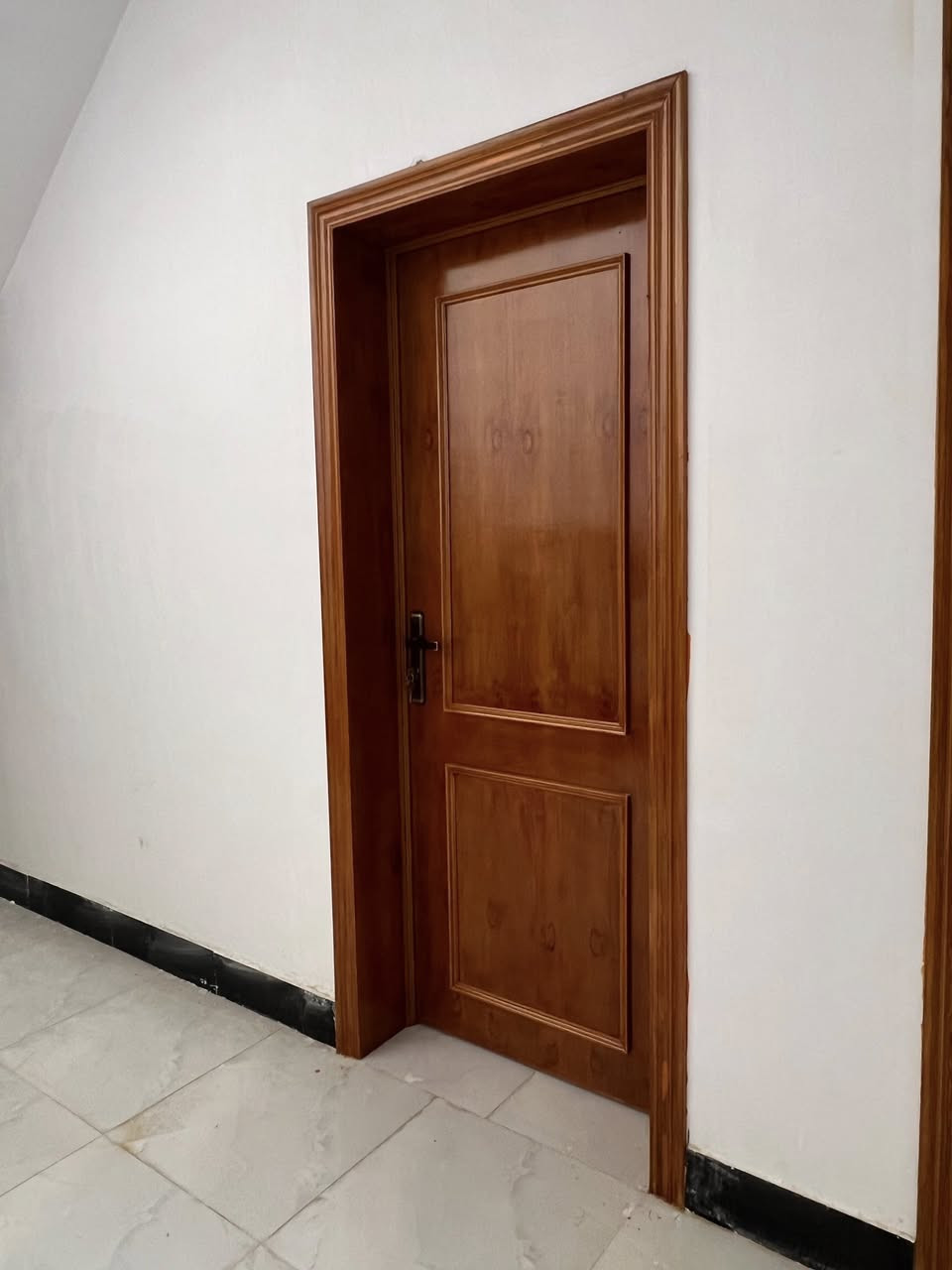 من رخصت الجميع يوجد لدينا بيت مساحه 200 م بناء درجه اولئ في الصخيين
قرب الحولي 

***********
