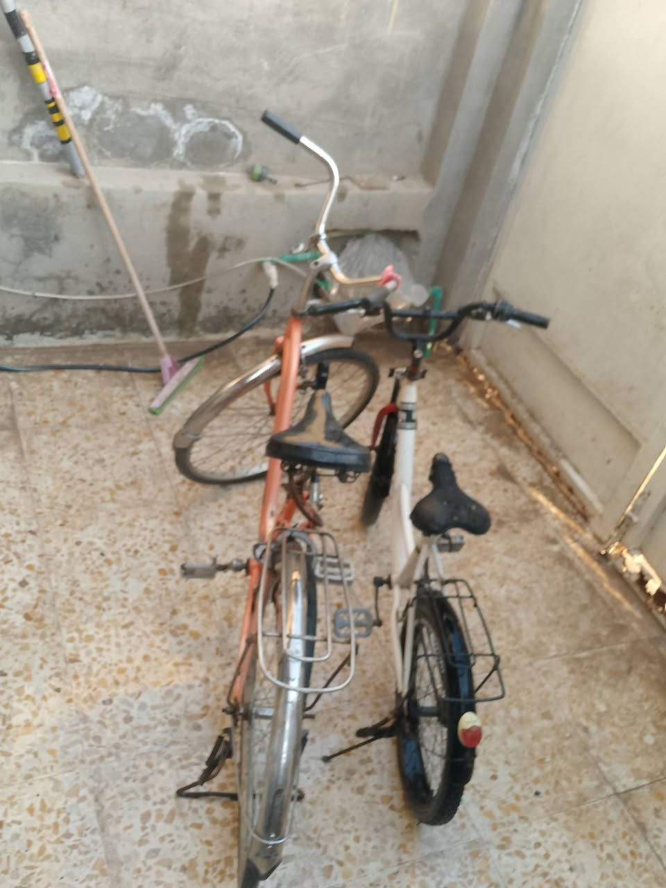 السلام عليكم ب
باسكلات بناتي حجم 26 او 20 البناتي العشرين نقصة بس  تاير او الستة وعشرين نقصة بس ويل سعر اثنينهن ب 50 الف


**إذا كنت صاحب هذا الإعلان وتريد حذفه لأي سبب، رجاءا أرسل رسالة إلى الدعم الفني**