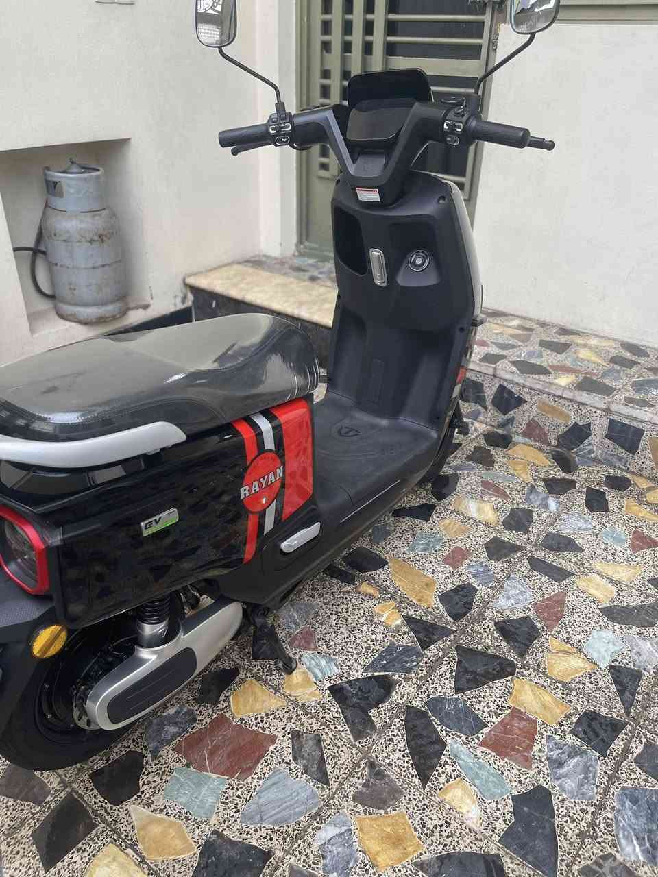 سلام عليكم  للبيع دراجه شحن شركه الريان دراجه بوضعيه الزيرو استخدام 5 اشهر
١- بطاريات 6
٢-نظام بارك 
٣-حجم الملف 1200
٤-اشاير يمنه يسره 
٥-لايت عالي ناصي 
٦-سرع 3 
٧- الشحنه الوحده تمشيك ٤٥ كيلو متر 
٨- شاحنه من شركه تايلج الاصليه 
٩- سويجات عدد 2 + بصمات عدد 2 
١٠- السرعه 55 حقيقي 

العنوان مدينه الصدر السعر خاص رقم الهاتف ***********
