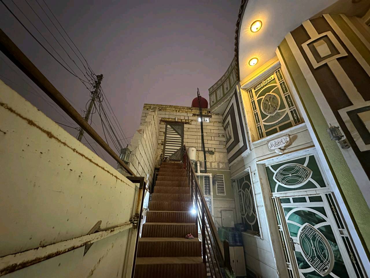 بيت للبيع مساحته ٢٢٥ طابقين 
الموقع شارع الجمعه 
تفاصيل البناء 
محل غذائيه 
واستقبال وطارمه صاله 
غرفه 
منور + صحيات عدد ٣ 
الطابق الثاني غرفتين وصاله وصحيات 
وشقه فوك المحل 
واجهه البيت ١٥ 
شارع المنطقه ١٥ متر