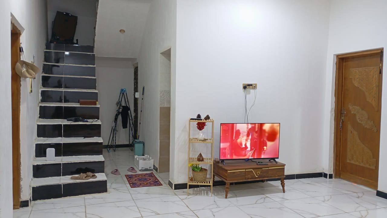 يتوفر لدينا دار طابو صرف عرصة ٢٥٠م يحتوي على غرفتين نوم وصاله ومطبخ وصحيات داخلية وخارجية مع كراج وحديقة حسب ما موضح في الصور بناء جديد طابوق العنوان ابي الخصيب حي العسكري قرب دائرة الكهرباء يقع البيت على شارع ١٥م
السعر المطلوب   150 مليون بي مجال 
***********    محمد 
***********.  سيد مرتضى
