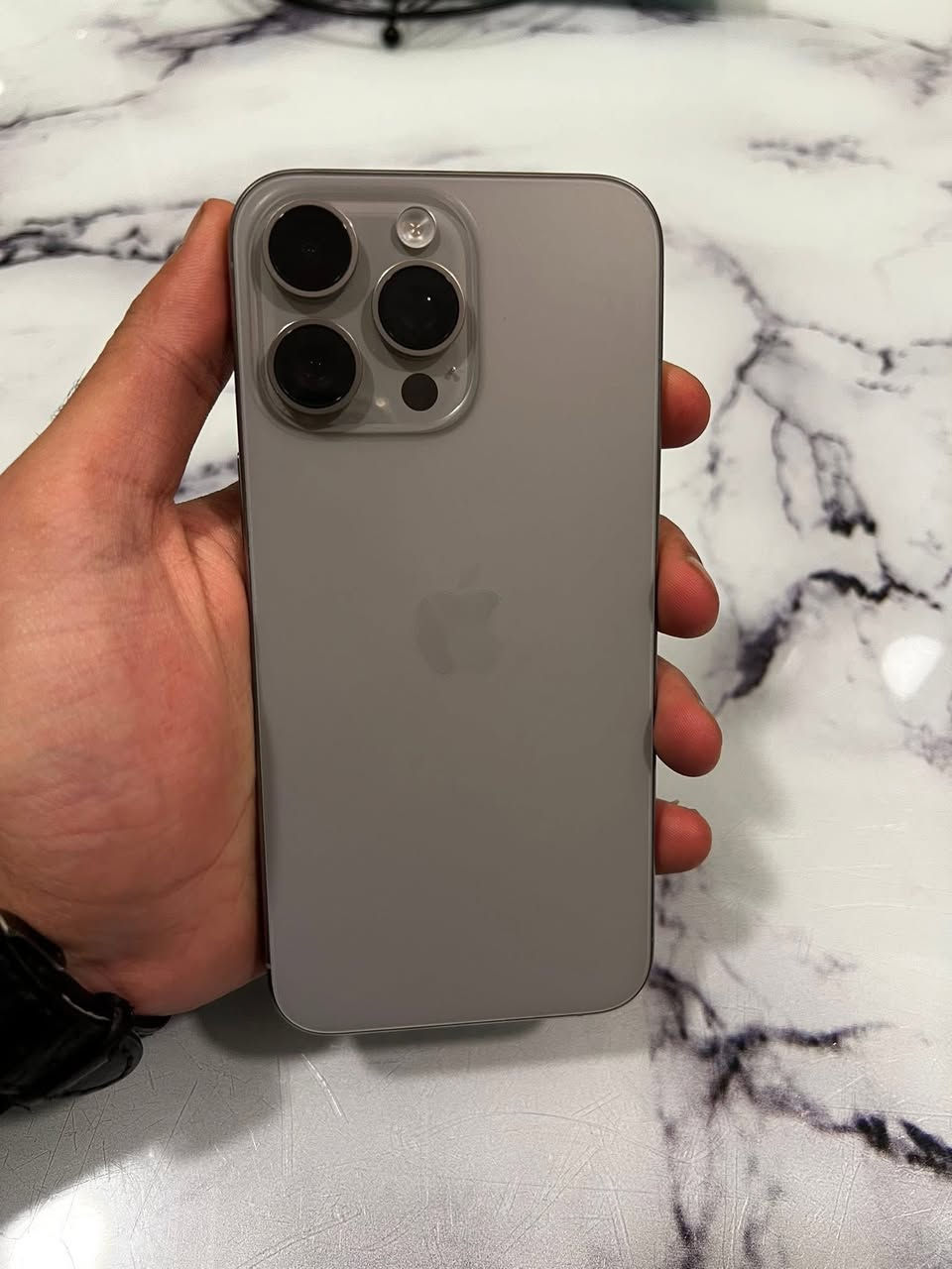 سلام عليكم
ايفون 15 ابرو ماكس 
جهاز ماستر 
بطاريه 83 
ذاكرة 256
مكان كوت 
الاستفسار 
اتصل ***********
