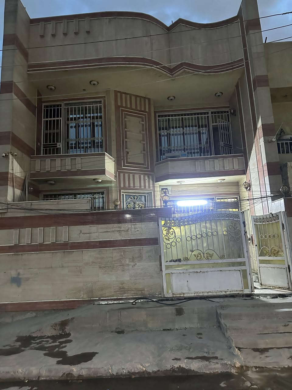 � دار للبيع 🏡

📍 بغداد – البلديات – شارع المصرف

📐 المساحة: 128 متر
🛏️ 4 غرف نوم
🛁 3 حمامات
🛋️ استقبال وصالة واسعة
🍽️ مطبخ عصري مرتب

✨ بناء درجة أولى حديث
✨ المنزل مجهز بالكامل بأفضل أنواع المرمر الفاخر
✨ تشطيبات راقية وتصميم مميز
✨ جاهز للسكن مباشرة

📞 للاستفسار والمشاهدة:
***********
